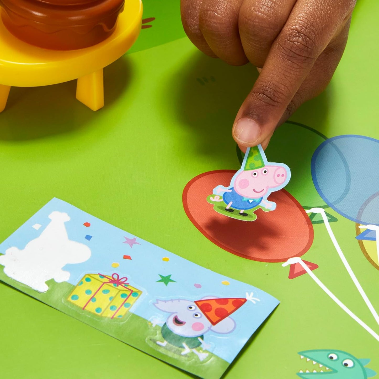 Hasbro - Peppa Pig Calendario de Adviento (George’s Party) con 24 Sorpresas, Figuras y Accesorios (Desde 3 años)